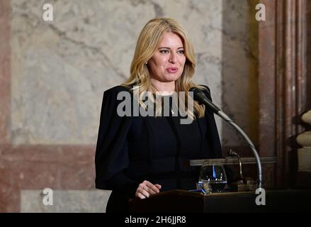 Praga, Repubblica Ceca. 16 novembre 2021. Il Presidente slovacco Zuzana Caputova parla al Senato ceco, il 16 novembre 2021, a Praga, Repubblica Ceca. Credit: Roman Vondrous/CTK Photo/Alamy Live News Foto Stock