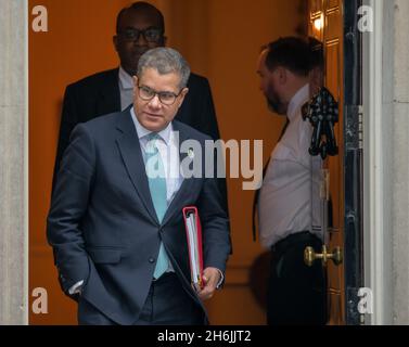 Downing Street, Londra, Regno Unito. 16 novembre 2021. Alok Sharma MP, Presidente della COP26, lascia 10 Downing Street dopo una riunione settimanale del gabinetto. Credit: Malcolm Park/Alamy Live News Foto Stock