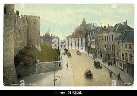 Cartolina colorata dei primi anni '20 di Thames Street che guarda verso la Chiesa Parrocchiale, il Castello di Windsor sulla sinistra, Windsor, Berkshire, Regno Unito circa 1925 Foto Stock