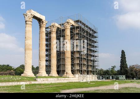 Atene, Grecia. Novembre 2021. I lavori in corso sul vasto tempio iniziarono nel VI secolo a.C. sul sito di un ancora più antico santuario all'aria aperta, ded Foto Stock