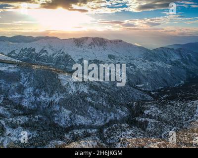 Vista aerea della montagna innevata di Taygetus (nota anche come Taaugetus o Taygetos) sopra l'unità Messenia nel Peloponneso, in Grecia. Incredibile scenario naturale di Foto Stock
