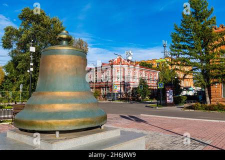 Vecchio campanile di fronte a edifici storici, Minusinsk, Krasnoyarsk Krai, Russia, Eurasia Foto Stock