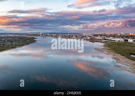 Riflessioni nuvole sul fiume Tom, Tomsk, Tomsk Oblast, Russia, Eurasia Foto Stock