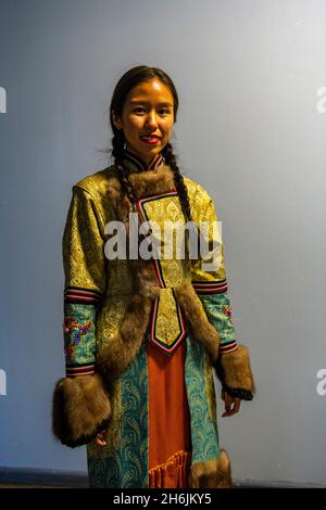 Donna tradizionale vestita Khakassian, Abakan, Repubblica di Khakassia, Russia, Eurasia Foto Stock