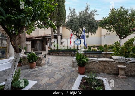 Atene, Grecia. 2021 novembre. Il cortile della Chiesa dei Santi Unmercenari di Kolokynthi - Metozion del Santo Sepolcro nel centesimo della città Foto Stock