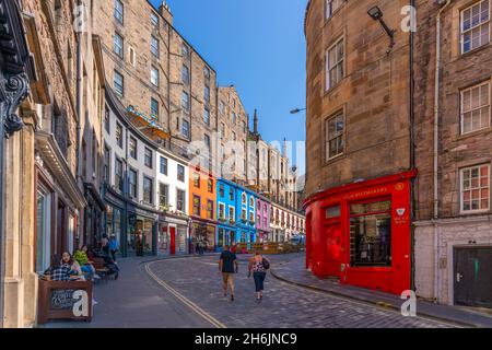 Vista di bar e negozi colorati a W Bow (West Bow) vicino al Grassmarket, Edimburgo, Lothian, Scozia, Regno Unito, Europa Foto Stock