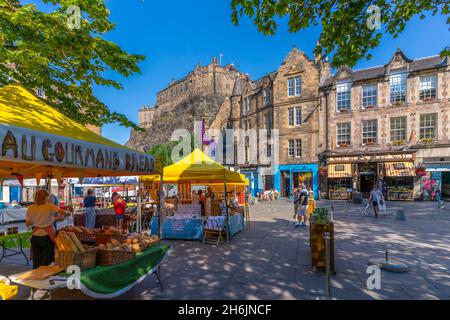 Vista delle bancarelle del mercato di Grassmarket, vista sul Castello di Edimburgo, Edimburgo, Lothian, Scozia, Regno Unito, Europa Foto Stock