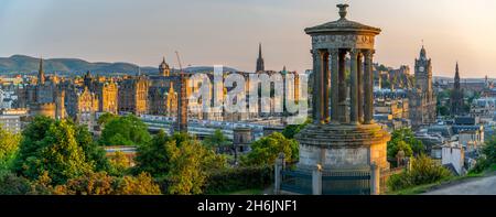 Il monumento di Dugald Stewart a Calton Hill, lo skyline di Edimburgo sullo sfondo, sito patrimonio dell'umanità dell'UNESCO, Edimburgo, Lothian, Scozia Foto Stock