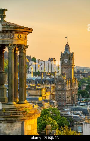 Vista del Castello di Edimburgo, del Balmoral Hotel e del monumento di Dugald Stewart da Calton Hill all'ora d'oro, USA, Edimburgo, Lothian, Scozia Foto Stock