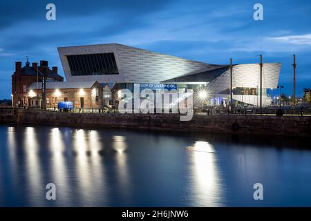 Albert Dock e Museum of Liverpool di notte, Liverpool, Merseyside, Inghilterra, Regno Unito, Europa Foto Stock