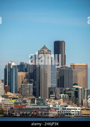 Vista del centro di Seattle dal porto, Seattle, Washington state, Stati Uniti d'America, Nord America Foto Stock