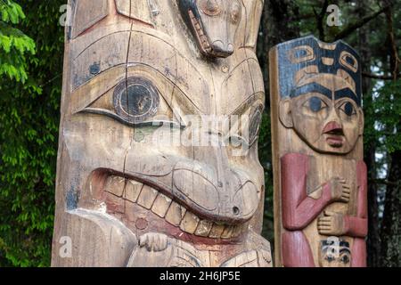 Totem Paste in Freedom Park, appena fuori dalla città di Sitka, Alaska sud-orientale, Stati Uniti d'America, Nord America Foto Stock