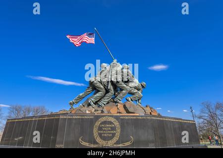 WASHINGTON, DC - Aprile 5, 2015: Marine Corps War Memorial. Il memorial caratteristiche le statue di soldati che hanno sollevato la seconda bandiera degli Stati Uniti su Iwo Jima Foto Stock