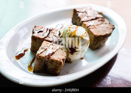 Gofio fritto, farina di cereali arrostiti e macinati, a forma di brownie con gelato, Fuerteventura, Isole Canarie, Spagna, Europa Foto Stock