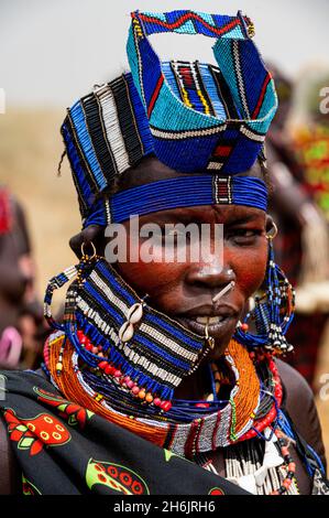 Donna vestita tradizionale della tribù Jiye, Eastern Equatoria state, South Sudan, Africa Foto Stock