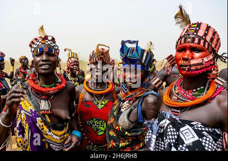 Donne tradizionali vestite della tribù Jiye, Eastern Equatoria state, South Sudan, Africa Foto Stock