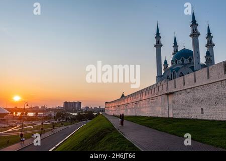 Moschea di Kul Sharif nel Cremlino al tramonto, Patrimonio dell'Umanità dell'UNESCO, Kazan, Repubblica del Tatarstan, Russia, Europa Foto Stock