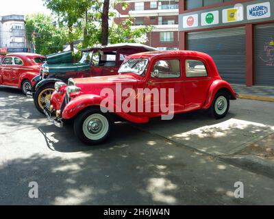 BUENOS AIRES, ARGENTINA - Nov 08, 2021: rosso d'epoca elegante Citroen Traction Avant Legere parcheggiato sul marciapiede. Vista laterale. Expo Warnes 2021 classico Foto Stock