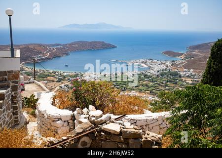 Vista sulla baia di Livadi da Pano Chora, Serifos, Cicladi, Mar Egeo, Isole Greche, Grecia, Europa Foto Stock