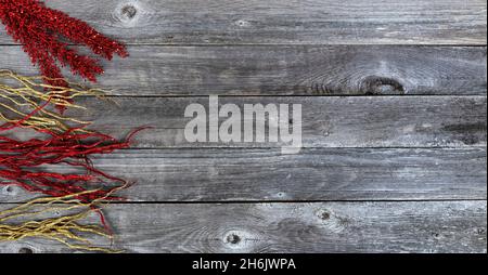 Vista dall'alto di decorazioni dorate e rosse su tavole di legno invecchiate per un buon sfondo natalizio Foto Stock