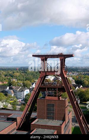 Germania, Renania settentrionale-Vestfalia, Essen, Zeche Zollverein; vista dalla terrazza sul tetto del centro visitatori alla torre tortuosa e Katernberg distric Foto Stock