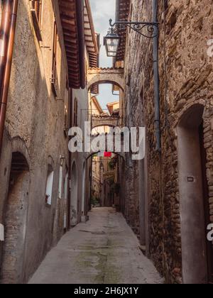 Vicolo tipico del centro storico di Bevagna, Umbria, Italia, Europa Foto Stock