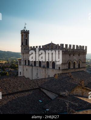 Palazzo dei Consoli nel centro storico di Gubbio dall'alto, Gubbio, Umbria, Italia, Europa Foto Stock