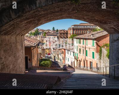 Via Acquedotto di Perugia con il suo famoso ponte, Perugia, Umbria, Italia, Europa Foto Stock