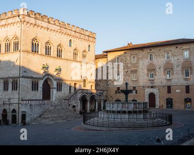 Piazza IV Novembre a Perugia con Fontana maggiore e Palazzo dei Consoli all'alba, Perugia, Umbria, Italia, Europa Foto Stock