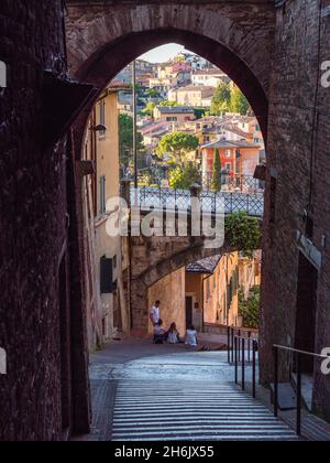 Via Acquedotto di Perugia con il suo famoso ponte visto da un vicolo, Perugia, Umbria, Italia, Europa Foto Stock