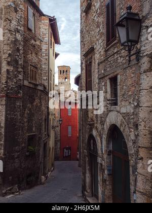 Un tipico vicolo medievale nel centro storico di Narni, con vista sul campanile del Duomo, Narni, Umbria, Italia, Europa Foto Stock