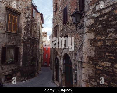 Un tipico vicolo medievale nel centro storico di Narni, con vista sul campanile del Duomo, Narni, Umbria, Italia, Europa Foto Stock