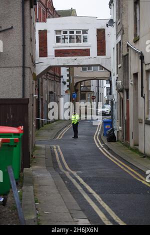 Morecambe, Regno Unito. 16 novembre 2021. Un ragazzo di 13 anni da Lancaster è stato arrestato per sospetto di tentato Murder. La polizia del Lancashire continua ad esaminare la scena delle ultime notti sparando a Morecambe dopo le segnalazioni di un braccio di fuoco che è stato dimesso poco prima delle 6.00 pm la vittima è stata portata in ospedale dove la sua condizione è stata descritta come una coincidenza seria ma stabile che l'incidente ha avuto luogo dove scene dal bay Where filmed Credit: PN News/Alamy Live News Foto Stock