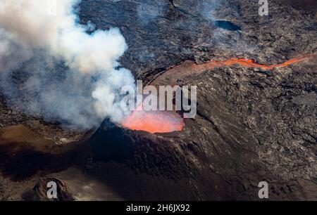 Vulcano Fagradersfjall, bocca attiva durante l'eruzione del luglio 2021, penisola di Reykjanes, Islanda, regioni polari Foto Stock