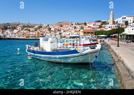 Barche da pesca, Porto di Emborio, Isola di Halki (Chalki), Gruppo Dodecanese, Isole Greche, Grecia, Europa Foto Stock