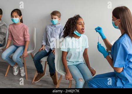 African American Girl Getting testato per Covid-19 indoor Foto Stock