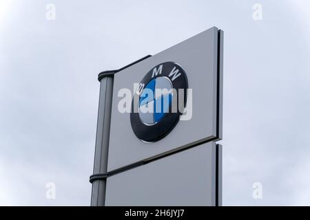 Volzhsky, Russia-25 settembre 2021: BMW logo centro, BMW è un veicolo di lusso tedesco, auto sportive. Messa a fuoco selettiva Foto Stock