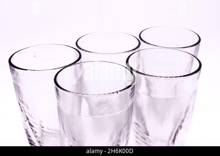 Bicchieri su sfondo bianco con messa a fuoco selettiva Foto Stock