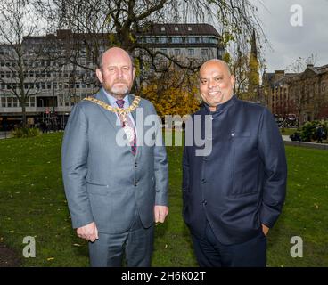 St Andrew Square, Edimburgo, Scozia, Regno Unito, 16th novembre 2021. Lancio di Diwali: La celebrazione multiculturale di Edimburgo si apre il 21 novembre, per la prima volta in 2 anni. Edinburgh Diwali 2021 vede la tradizionale parata guidata dal Lord Provost da St Andrew Square a Castle Street e un programma di spettacoli gratuiti al Ross Bandstand nei Princes Street Gardens. Nella foto: Lord Provost di Edimburgo e Presidente di Edinburgo Diwali, Rajnish Singh lanciano le celebrazioni di Edinburgo Diwali Foto Stock