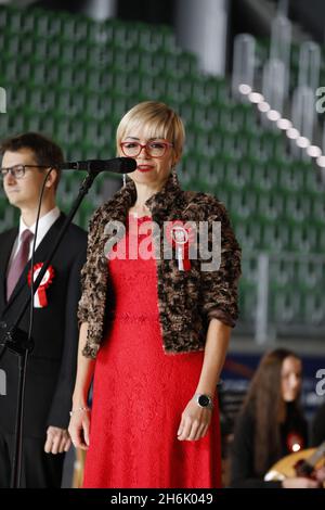 Dorota Adaszewska bei Feierlichkeiten zum 103. Polnischen Unabhängigkeitstag / Narodowe Święto Niepodległości mit dem Orkiestra Mandolinowców im. Tade Foto Stock