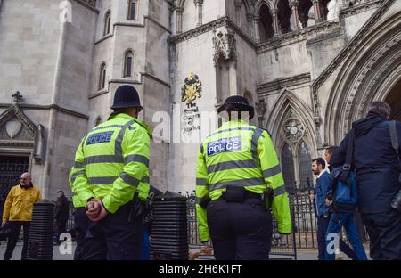 Londra, Regno Unito. 16 novembre 2021. Poliziotti fuori dalle corti reali di giustizia. Nove attivisti si trovano in prigione per aver violato un ingiunzione durante le recenti proteste insulate della Gran Bretagna. Credit: Vuk Valcic / Alamy Live News Foto Stock