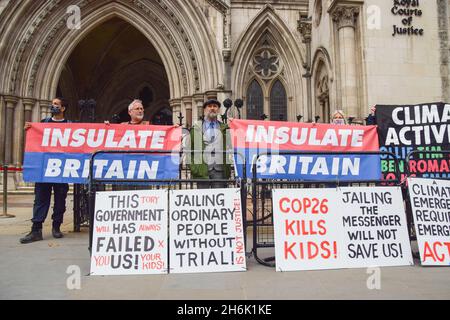 Londra, Regno Unito. 16 novembre 2021. Isolare i manifestanti britannici al di fuori delle corti reali di giustizia. Nove attivisti si trovano in prigione per aver violato un ingiunzione durante le recenti proteste insulate della Gran Bretagna. Credit: Vuk Valcic / Alamy Live News Foto Stock