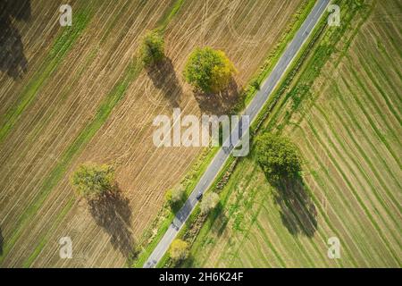 Antenna. Movimento del traffico su un'autostrada di campagna. Vista dall'alto. Foto Stock