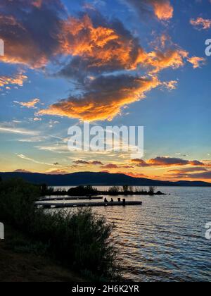 Splendida vista sul lago che splende sotto il tramonto Foto Stock