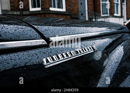 Sunbeam Talbot 90 auto con gocce d'aria sulla vernice nera, parcheggiata a Caernarfon, Gwynedd, Galles, Regno Unito, Foto Stock