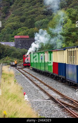 Treno a vapore che percorri la stazione ferroviaria di Llanberis Lake, partenza del treno a vapore panoramico sul lago RideLlanberis, Galles, Regno Unito, Foto Stock