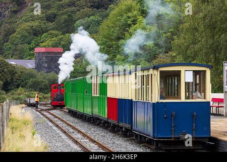 Treno a vapore che percorri la stazione ferroviaria di Llanberis Lake, partenza del treno a vapore panoramico sul lago RideLlanberis, Galles, Regno Unito, Foto Stock