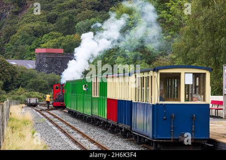 Treno a vapore che percorri la stazione ferroviaria di Llanberis Lake, partenza del treno a vapore panoramico sul lago RideLlanberis, Galles, Regno Unito, Foto Stock