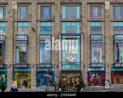Edimburgo, Scozia, Regno Unito, 16 novembre 2021. Decorazioni natalizie: Il centro della città è festoso con decorazioni nelle finestre del grande magazzino Harvey Nichols. Foto Stock