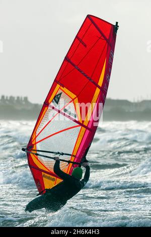 Windsurf sul Firth di Clyde, al largo della costa a Troon, Ayrshire, Scozia, Regno Unito Foto Stock